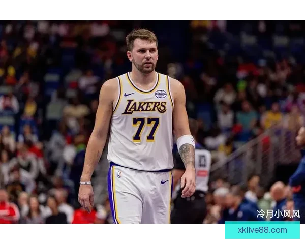 范德比尔特调侃东契奇穿衣走秀 逼穿自家球衣戴金链展现时尚感